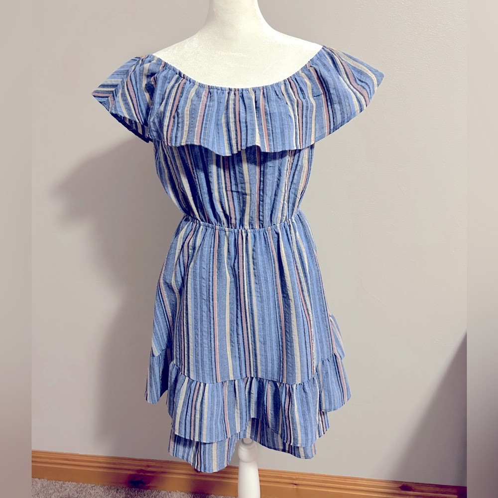 Everly women’s off-the-shoulder blue summer dress. Size M.